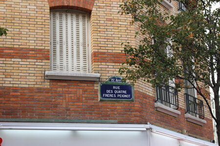 Photographies du poème Hôtel Hilton de Raymond Queneau, Hôtel Hilton_Rue des quatre frères Peignot