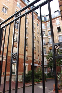 Photographies du poème Hôtel Hilton de Raymond Queneau, Hôtel Hilton_Immeuble Rue des quatre frères Peignot