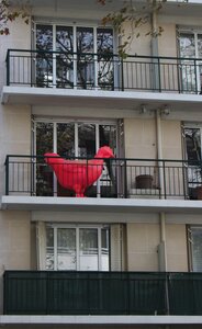 Photographies du poème Hôtel Hilton de Raymond Queneau, Rue Saint-Charles_La poule rouge
