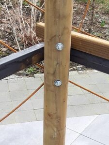 011 Faut L'fer-cabanes-matières, Un boulonnage toujours accessible pour reprendre le jeu si besoin.