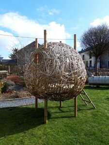013 Faut l'fer-cabanes-installation, Simplement posé dans la pelouse.