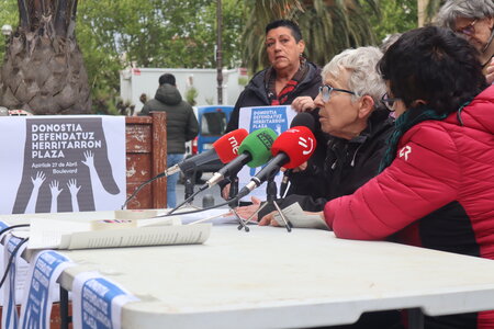 24/04/2024 Rueda de prensa Donostia Defendatuz Herritarron Plaza, IMG_1542