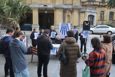 24/04/2024 Rueda de prensa Donostia Defendatuz Herritarron Plaza, IMG_1528