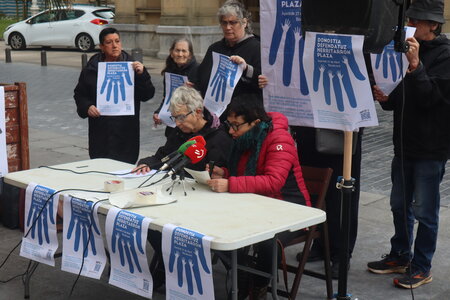 24/04/2024 Rueda de prensa Donostia Defendatuz Herritarron Plaza, IMG_1527