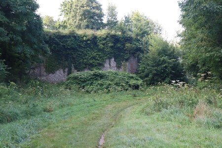 20210823 Montreuil-sur-Mer - Etaples, IMG_2445 Le sentier au pied des remparts ouest