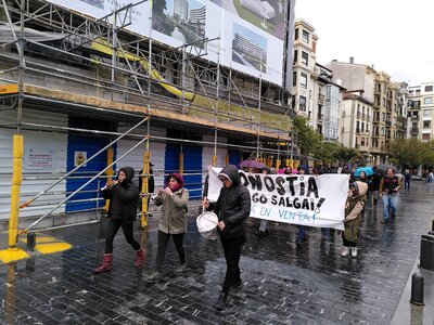 27/04/2024 Donostia Defendatuz Herritarron Plaza, 2024-04-27_20h02m43s