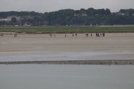 20210827 Le Crotoy - Saint-Valery-sur-Somme, IMG_2638 Saint-Valery et un groupe de marcheurs vus depuis le début de la digue du Crotoy