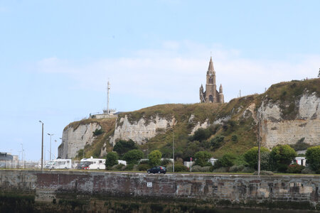 20210831 Saint-Martin-Plage - Dieppe, IMG_2944 N-D-de-Bonsecours et le sémaphore depuis le port