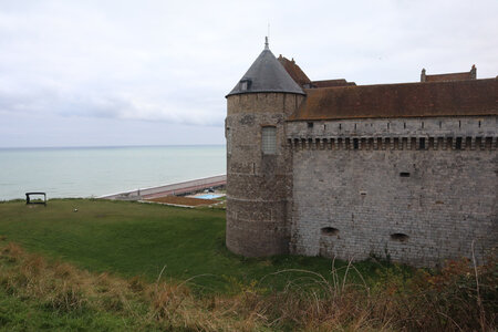 20210901 Dieppe, IMG_3011 Le château depuis la table d’orientation du chemin de la Citadelle