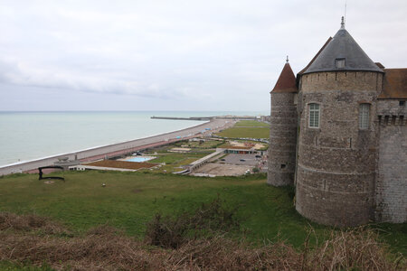20210901 Dieppe, IMG_3012 Le château et la plage depuis la table d’orientation de la Citadelle
