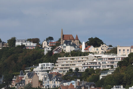 20210910-12 Le Havre et Sainte-Adresse, IMG_3408 Notre-Dame-des-Flots et le Pain de Sucre vus depuis la plage du Havre