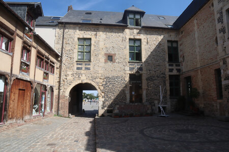 20220905 De Honfleur à Honfleur, IMG_3734 La cour du manoir de Roncheville