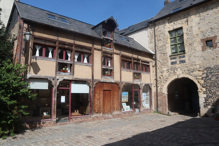 20220905 De Honfleur à Honfleur, IMG_3735 La cour du manoir de Roncheville