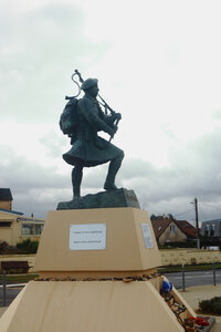 20220909 De Ouistreham à Ver-sur-Mer, IMG_3904 Statue du sonneur Bill Millin, Ouistreham