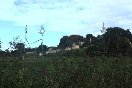 20220912 De Vierville-sur-Mer à Isigny-sur-Mer, IMG_4047 Le château de Menneville vu depuis la route de la Montagne, Cricqueville-en-Bessin