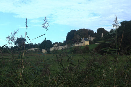 20220912 De Vierville-sur-Mer à Isigny-sur-Mer, IMG_4048 Le château de Menneville vu depuis la route de la Montagne, Cricqueville-en-Bessin