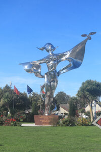 20220912 De Vierville-sur-Mer à Isigny-sur-Mer, IMG_4055 Statue de la Paix à l’entrée de Grandcamp-Maisy