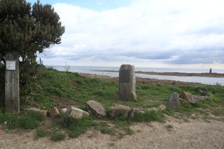20220919 De Saint-Vaast-La-Hougue à Gatteville-le-Phare, IMG_4499 La stèle et la tour du Moulard