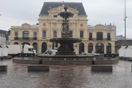 20220922-23 Cherbourg, IMG_4814 La fontaine Mouchel et l’Hôtel de Ville