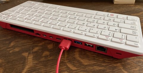 Amiga Pi400, Vue de derrière : comme un Amiga 1200 mais avec 3xUSB , 2xHDMI et 1xEthernet.  Dimensions : 29 x 12 x 3 cm