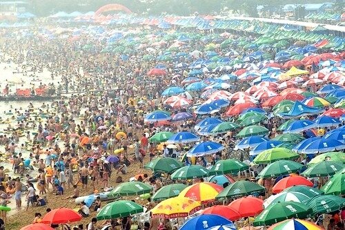 (image d'une plage bondée)