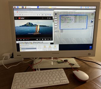 Amiga Pi400, Le linux Pi400 utilise tout l'écran (ici en utilisation simultanée avec l'Amiga en affichage fenêtre à droite)