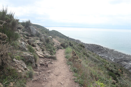 2023 09 17 De Granville à Champaux, IMG_5821 Le sentier à flan de falaises entre la pointe de Carolles et la pointe de Champeaux