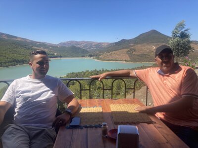 2024 Maroc, Jalal et Mustapha sur la terrasse du restaurant entre Tetouan et Chefchaouen