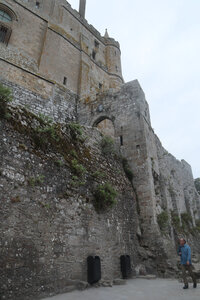 2023 09 20 Le Mont-Saint-Michel, IMG_5956 Le chemin de ronde de la Barbacane depuis l’église Saint-Pierre