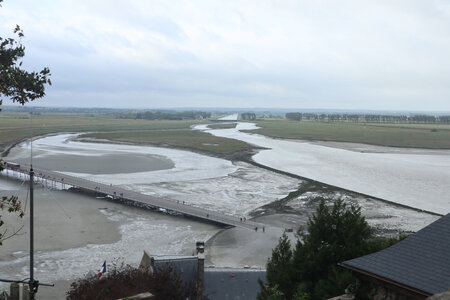 2023 09 20 Le Mont-Saint-Michel, IMG_5960 Le pont-passerelle et le Couesnon depuis le chemin de ronde Abbatial