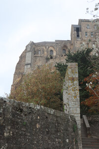 2023 09 20 Le Mont-Saint-Michel, IMG_5966 Vue sur l’abbaye depuis le chemin du Logis Sainte-Catherine