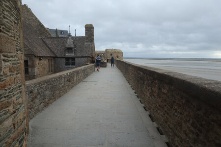 2023 09 20 Le Mont-Saint-Michel, IMG_5974 Le chemin des Remparts entre la tour de l’Arcade et la tour de la Liberté