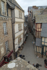 2023 09 20 Le Mont-Saint-Michel, IMG_5978 La Grande Rue depuis le chemin des Remparts entre les tours de l’Arcade et de la Liberté.