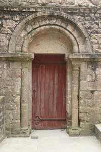 2023 09 20 Le Mont-Saint-Michel, IMG_6062 Portique d’accès au dortoir des moines depuis la cour entre la nef et le cloître