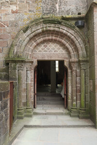 2023 09 20 Le Mont-Saint-Michel, IMG_6063 Portique d’accès à l’église abbatiale dans la cour entre la nef et le cloître