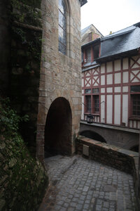 2023 09 21 Du Mont-Saint-Michel à Vivier-Sur-Mer, IMG_6106 La venelle sous l’église Saint-Pierre