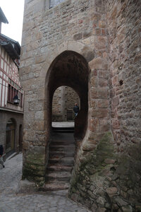 2023 09 21 Du Mont-Saint-Michel à Vivier-Sur-Mer, IMG_6109 Départ de la venelle sous l’église Saint-Pierre