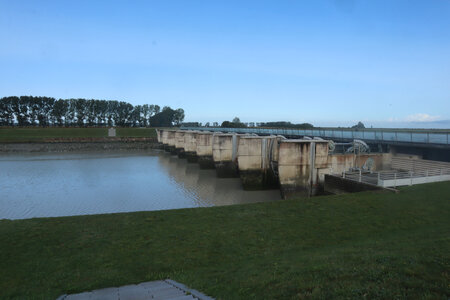 2023 09 21 Du Mont-Saint-Michel à Vivier-Sur-Mer, IMG_6138 Le barrage sur le Couesnon