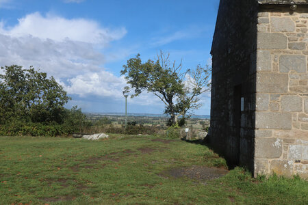 2023 09 22 Du Vivier-sur-Mer à Dol-de-Bretagne, IMG_6232 Le sommet du Mont-Dol