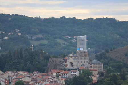 2024 09 01 Le-Puy-en-Velay, IMG_7156 La forteresse de Polignac depuis le parvis de la cathédrale