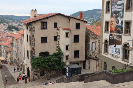 2024 09 01 Le-Puy-en-Velay, IMG_7157 La rue des Tables depuis le parvis de la cathédrale