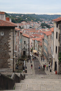 2024 09 01 Le-Puy-en-Velay, IMG_7158 La rue des Tables depuis le parvis de la cathédrale