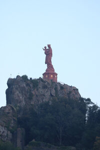 2024 09 02 Le-Puy-en-Velay - Aiguilhe, IMG_7166 Le Rocher de la Corneille et la Vierge depuis la rue de la Gazelle