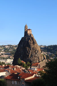 2024 09 02 Le-Puy-en-Velay - Aiguilhe, IMG_7189 Le Rocher Saint-Michel d’Aiguilhe depuis le sentier du Faron