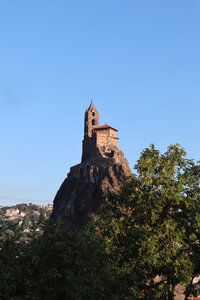 2024 09 02 Le-Puy-en-Velay - Aiguilhe, IMG_7190 Le Rocher Saint-Michel d’Aiguilhe depuis le sentier du Faron