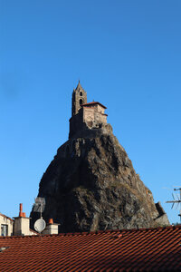 2024 09 02 Le-Puy-en-Velay - Aiguilhe, IMG_7191 Le Rocher Saint-Michel d’Aiguilhe depuis la place Saint-Clair