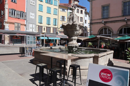 2024 09 02 Le-Puy-en-Velay - Aiguilhe, IMG_7274 La place du Plot
