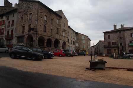 2024_09_04 De Chadernac (Le Brignon) à Langogne, IMG_7439_z La place de la Halle, Pradelles