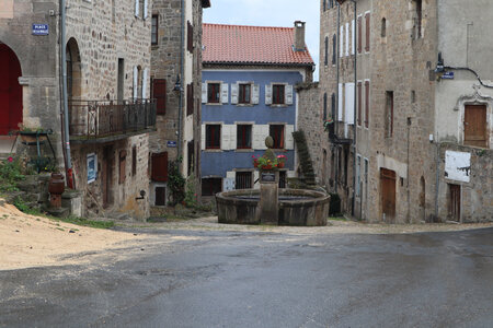 2024_09_04 De Chadernac (Le Brignon) à Langogne, IMG_7440_z La place de la Halle, Pradelles