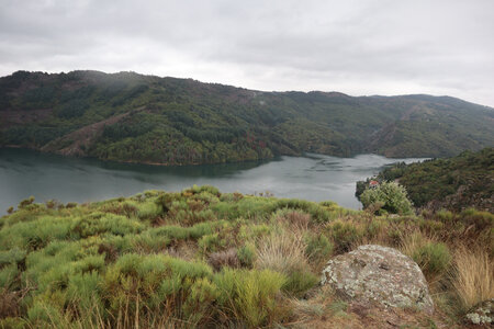 2024_09_07 De la Garde-Guérin à Villefort, IMG_7779 Le lac de Villefort depuis la chapelle Saint-Loup